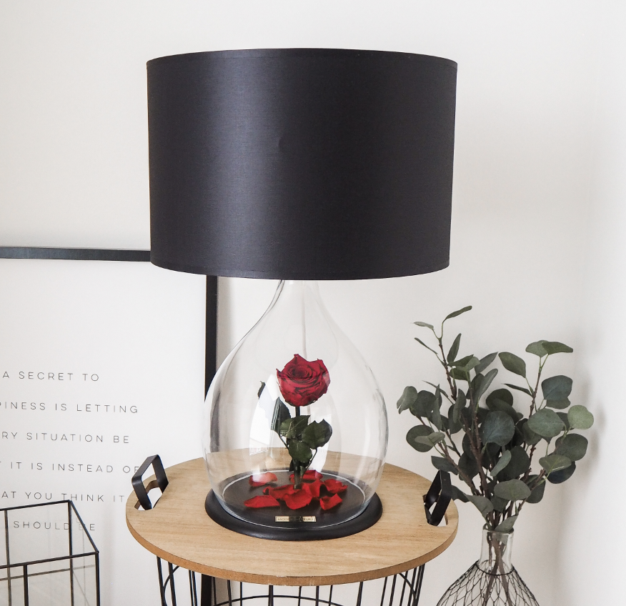 Moderne Designerlampe mit schwarzem Lampenschirm und Infinityrose Monde des Fleurs